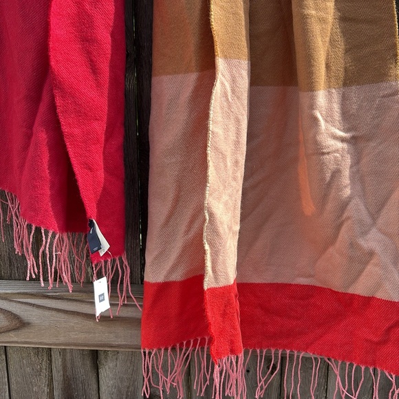 GAP O/S gorgeous soft acrylic scarf. NWT! - Picture 2 of 6